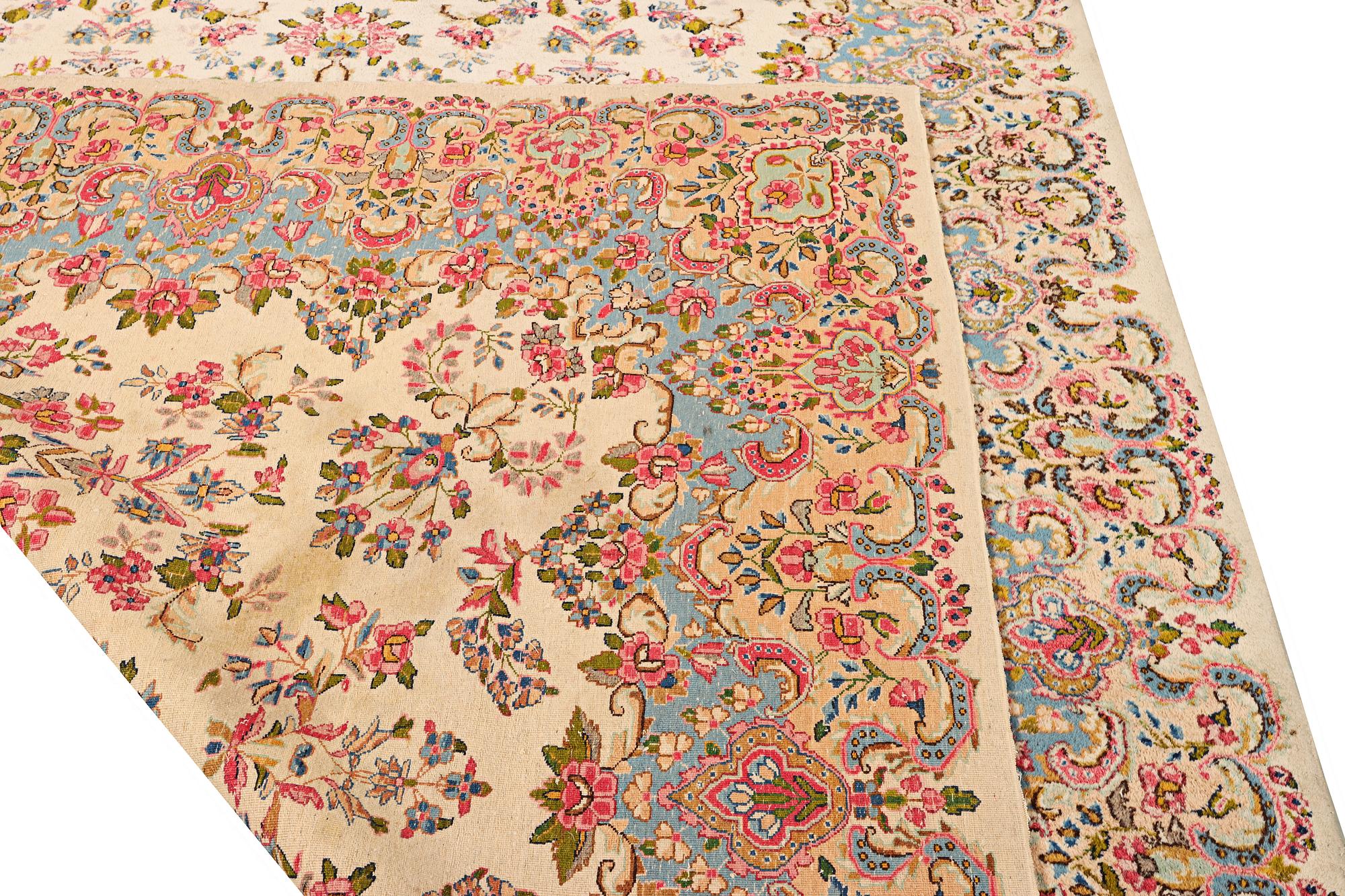 An antique Kirman carpet, a. 310 x 210 cm.