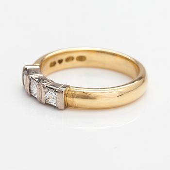 Sormus, 18K kultaa, princesshiottuja timantteja n. 0.39 ct yht. Kultakeskus, Tampere 2007.