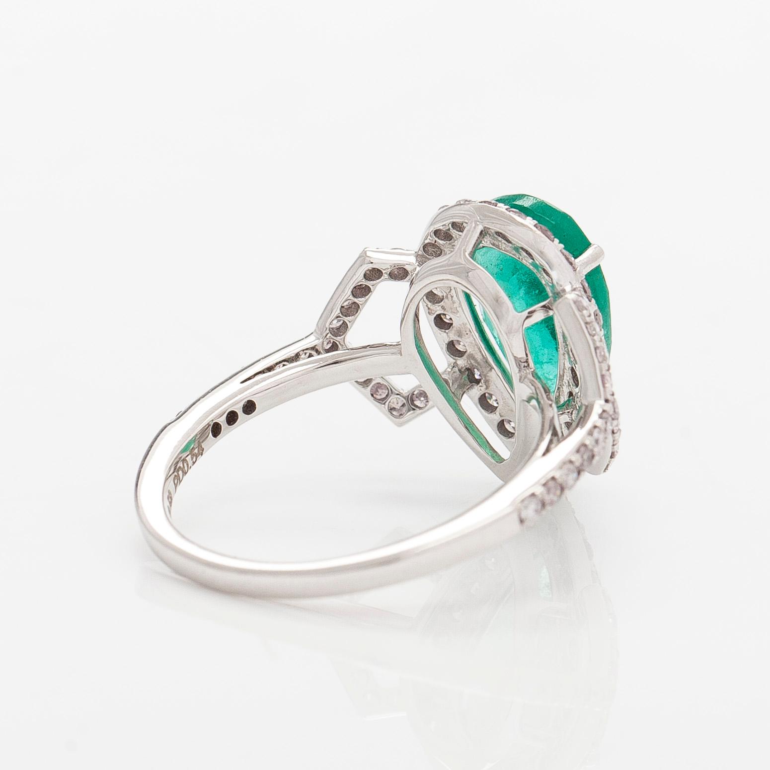 Sormus, 14K valkokultaa, pisaranmuotoinen smaragdi ja timantteja.