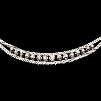 COLLIER, 18K vitguld med briljantslipade diamanter tot. ca 0,60 ct. Vikt 26,3 g.