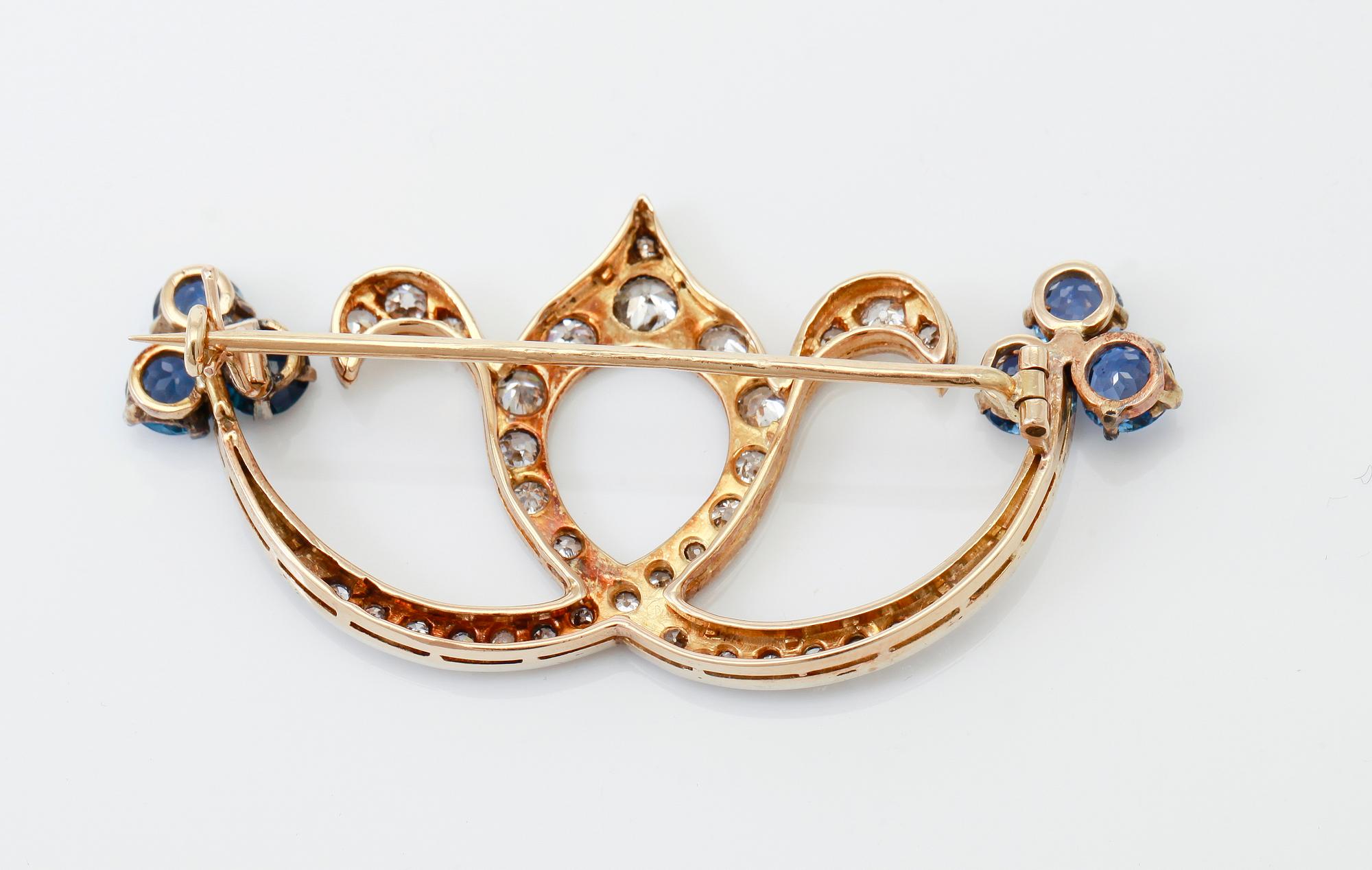 BROSCH, 6 safirer samt briljantslipade diamanter totalt ca 1,25 ct, 1900-talets första hälft.