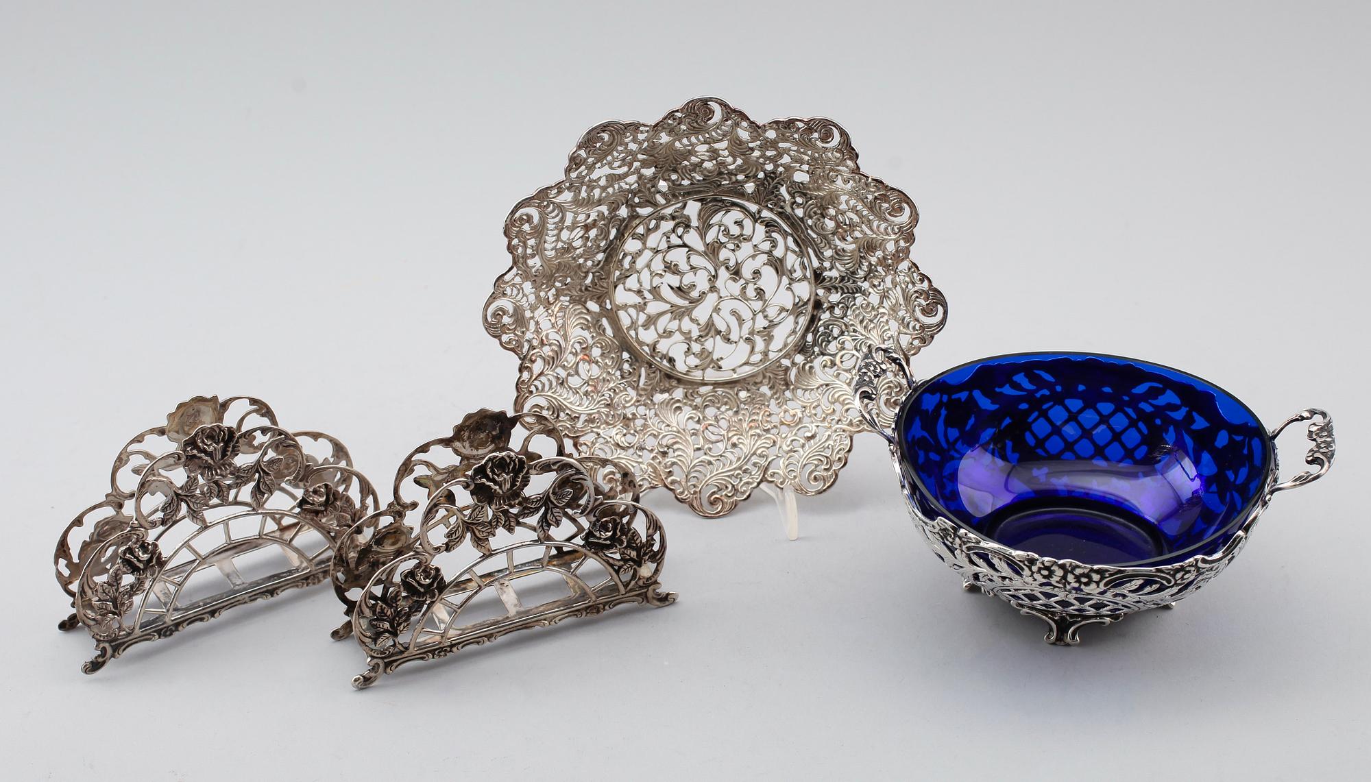 SAMLING SILVERFÖREMÅL, 4 delar, 1900-talets andra hälft. Vikt ca 475 gram.