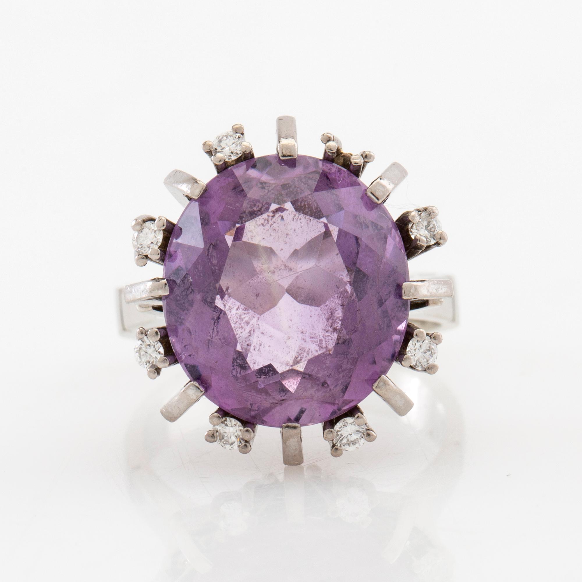 Ring/Cocktailring 14K vitguld med en ovalt fasetterad ametist och runda briljantslipade diamanter.