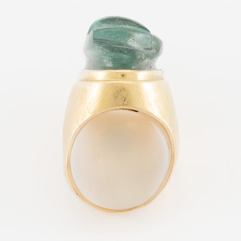 Ring in 18K gold with a carved tourmaline.