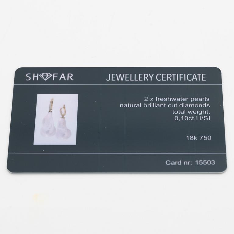 A pair of earrings in 18K gold with cultured baroque freshwater pearls and round brilliant-cut diamonds.