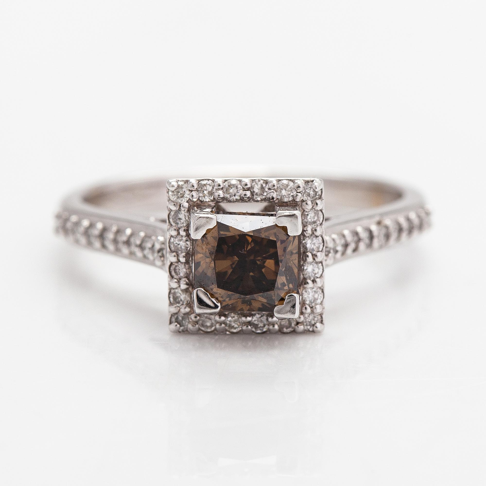A 14K whitegold ring with diamonds ca. 1.32 ct in total. With AIG certificate.