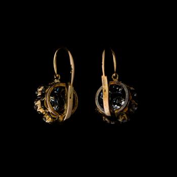 A PAIR OF EARRINGS, old cut diamonds, 14K (56) gold. Russia.