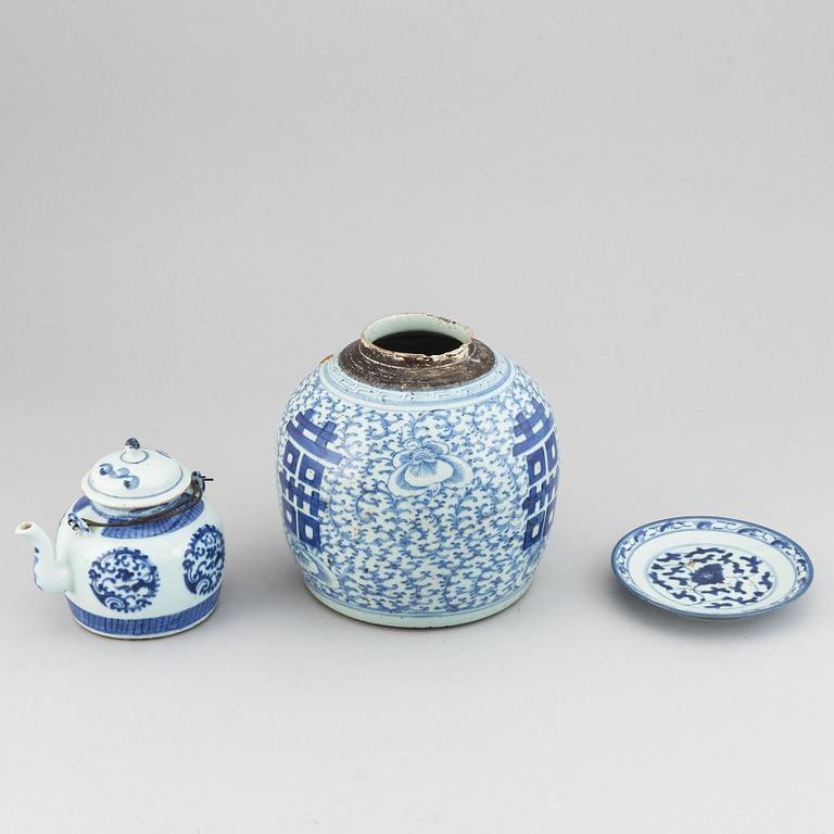 A blue and white jar, teapot with cover and a dish, Qing dynasty, 19th Century.