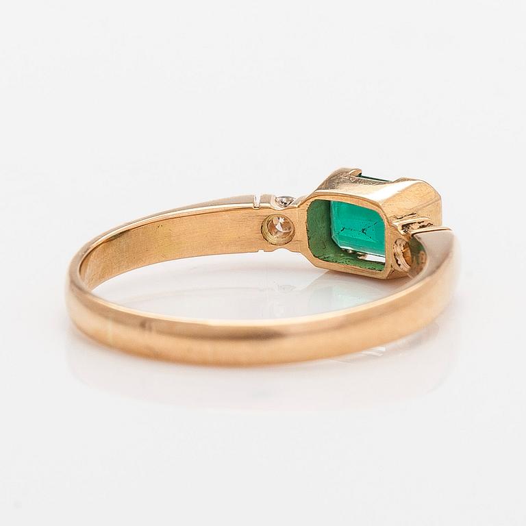 Sormus, 18K kultaa, smaragdi ja timantteja. Suomalaiset leimat 1990.