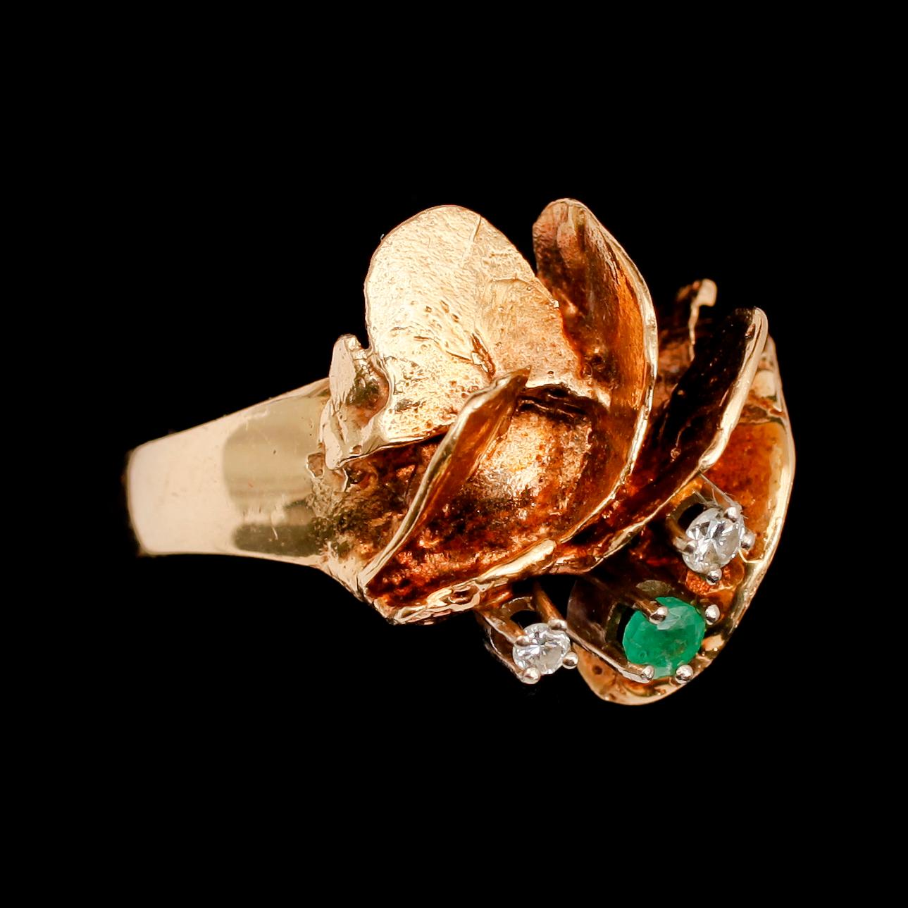 RING, 14 k guld, AJS, med smaragd och briljanter. Vikt 10 g.