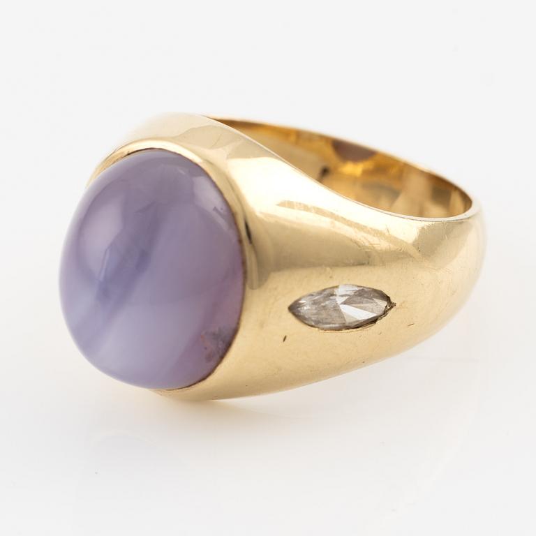 Ring, 14K guld med rosalila stjärnsafir och markisslipade diamanter.