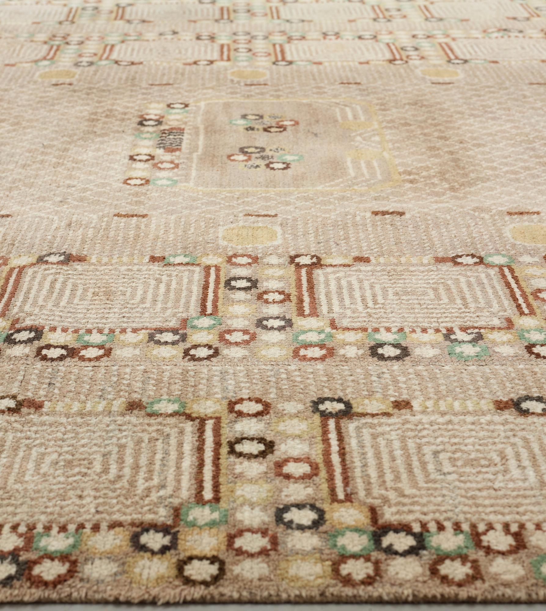 Barbro Nilsson, MATTO, "Krabban, grå", knotted pile, ca 496 x 277,5 cm (of which 45 cm are added on each side), signed AB MMF BN.