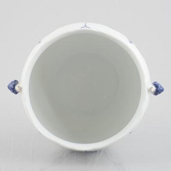 A 'Blue Fluted Plain' / 'Musselmalet riflet' porcelain flower pot, Royal Copenhagen, model 125, 1898-1923.