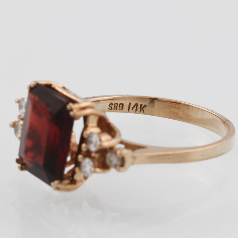 RING, 14K guld med fasettslipad granat samt 6 briljantslipade diamanter. Vikt 3,8 gram.