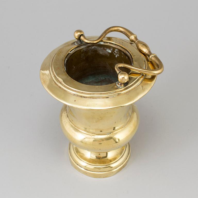 AN EARLY 19TH CENTURY BRASS CONTAINER.
