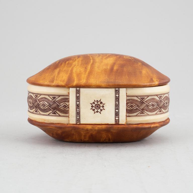 Esse Poggats, a Sami burr birch and reindeer horn box, signed and dated 77.