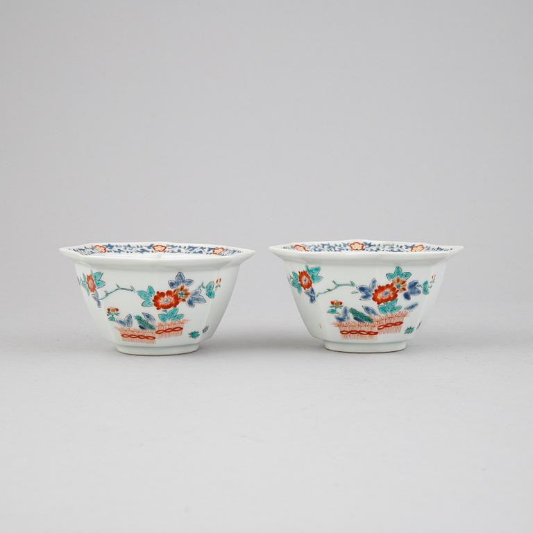 A pair of Japanese kakiemon bowls, 19th century.