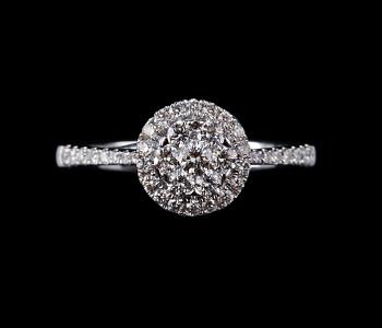 562. A RING, brilliant cut diamonds c. 0.50 ct. 18K white gold. Weight 3,3 g.