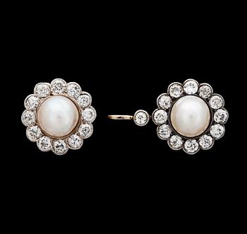 1086. SMYCKESET, omarbetade örhängen, orientaliska pärlor och gammalslipade diamanter, tot. ca 2.40 ct.