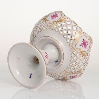 A 77-piece set of Meissen 'Indische malerei' porcelain tableware from the latter half of the 20th century.