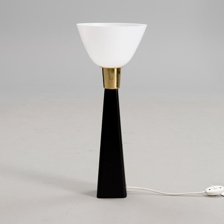 LISA JOHANSSON-PAPE, A TABLE LAMP. Manufactured by Orno. 1960s.