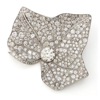 552. A brooch in platinum set with round brilliant-cut and eight-cut diamonds.
