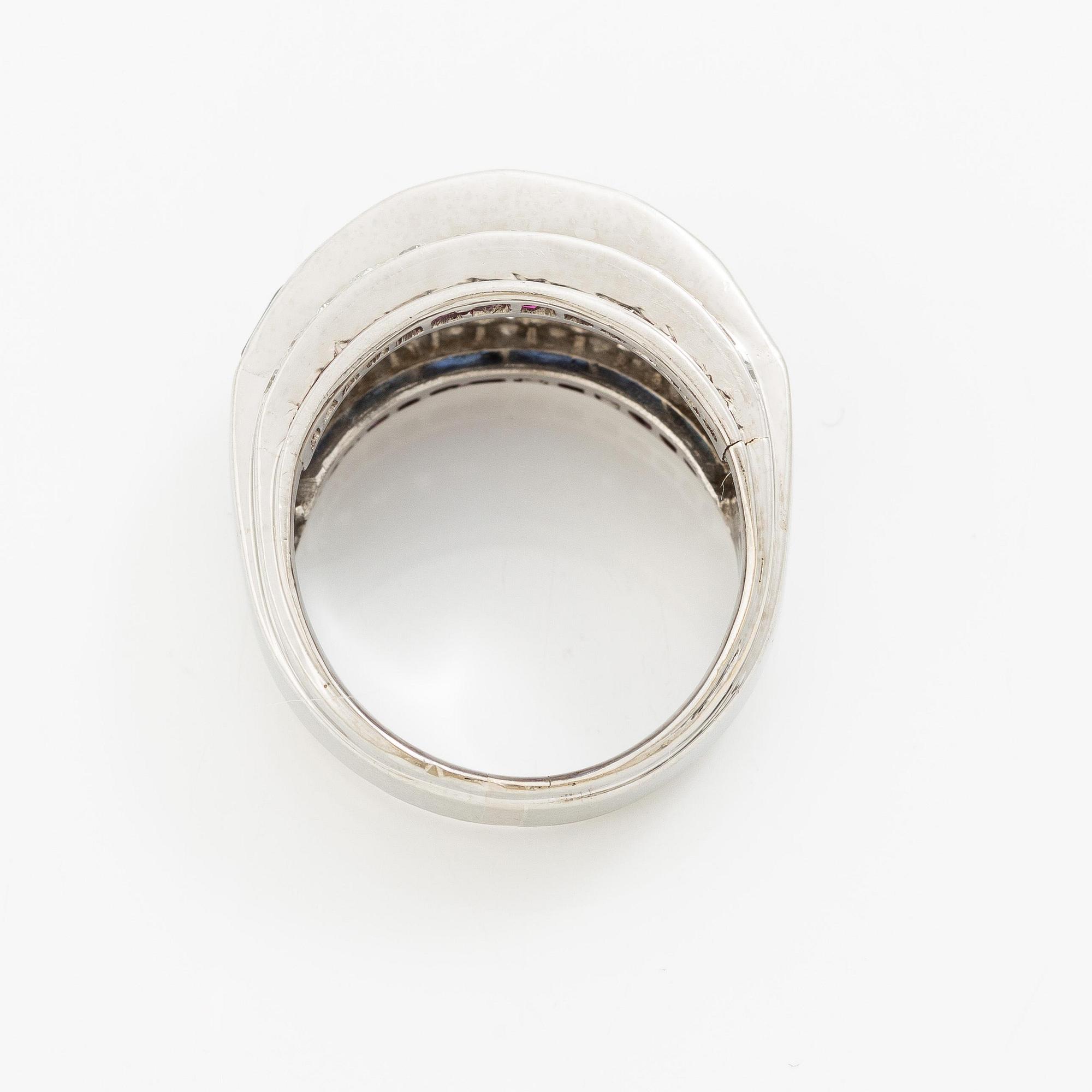 W.A. Bolin ring 18K vitguld med gammal- och åttkantslipade diamanter samt fasettslipade safirer och rubiner.