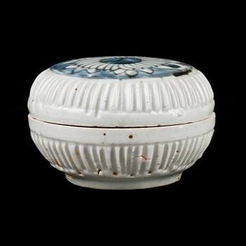 ASK MED LOCK, keramik, Kina, Ming-dynastin (1368-1644).