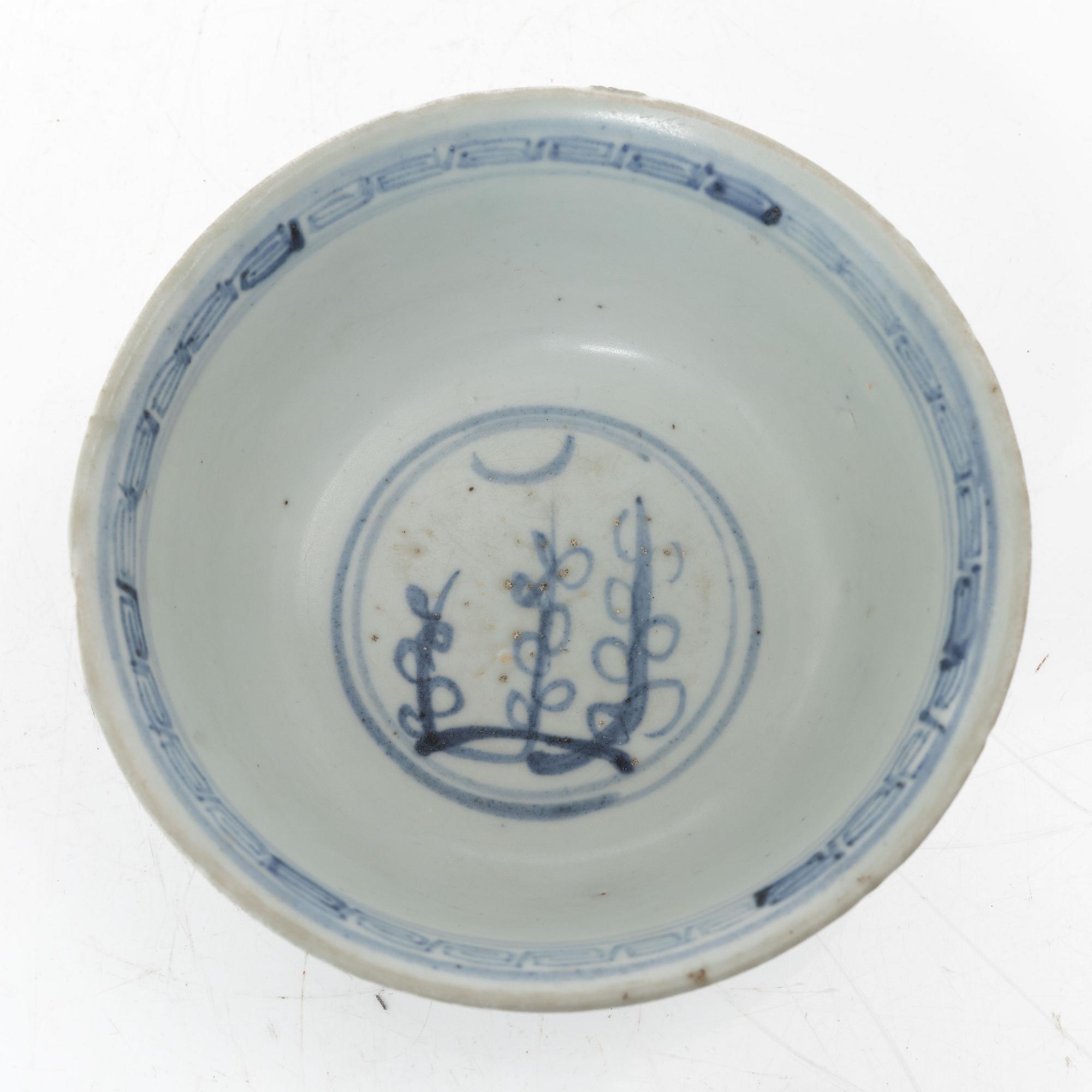 A Chinese blue and white porcelan bowl and a small vase, Ming dynasty (1368-1644).