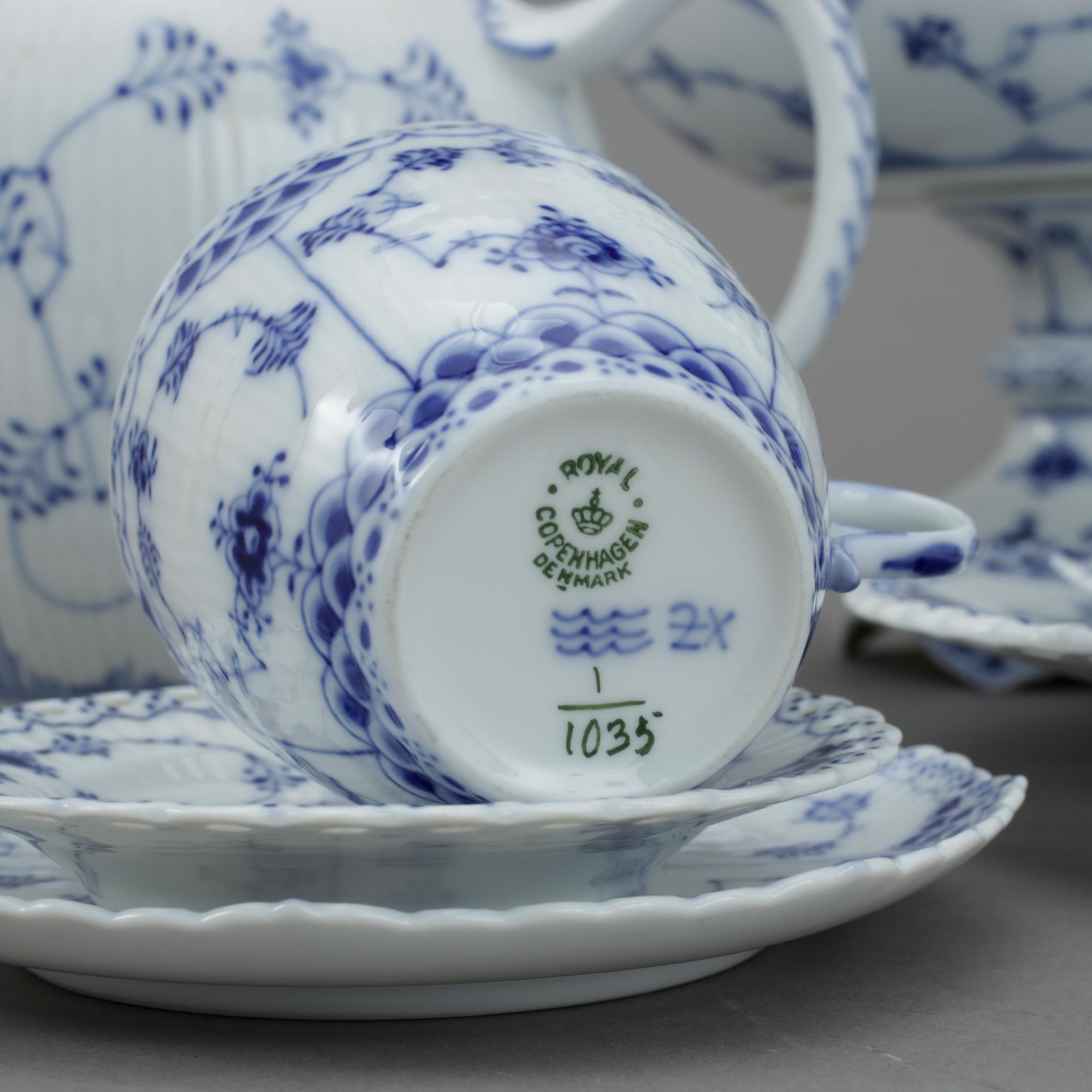 TE- OCH KAFFESERVIS, 27 delar, porslin, "Musselmalet", Royal Copenhagen, 1900-talets andra hälft.
