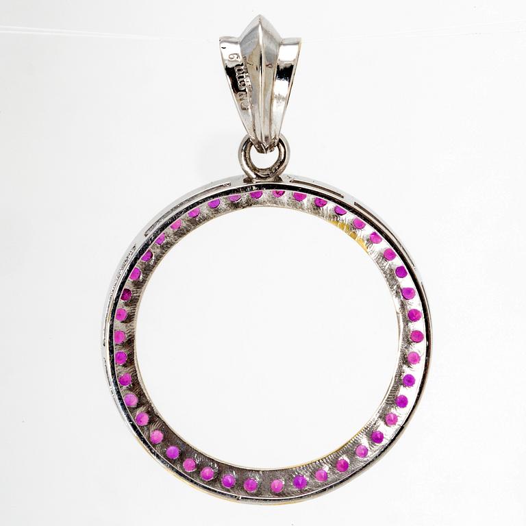 Brooch 14K whitegold with rubies, height approx 5,5 cm.