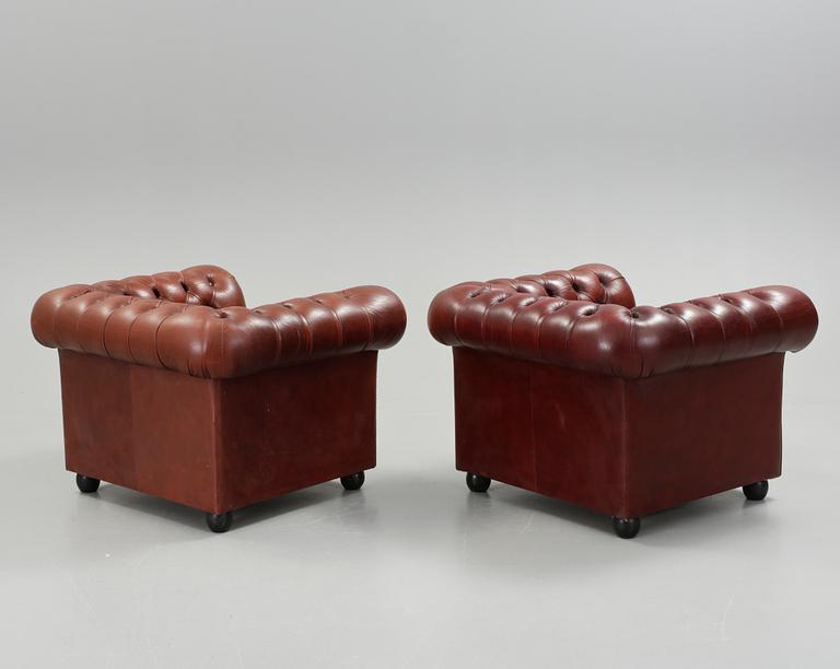FÅTÖLJER, ett par, Chesterfield, 1900-tal.