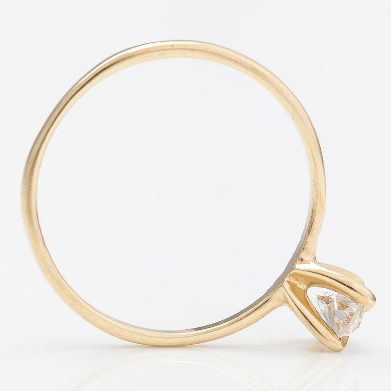 Ring, 14K guld och oval diamant ca 0.37 ct. Med AIG-certifikat.