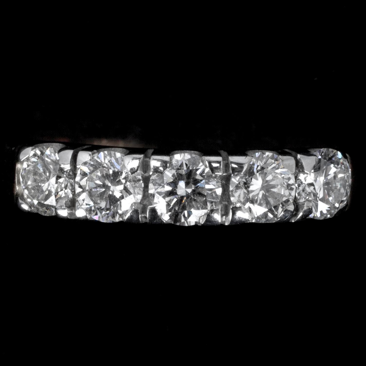 RING, 14K guld. 5 briljantslipade diamanter, 1.00 ct. Vikt 3,9 g.