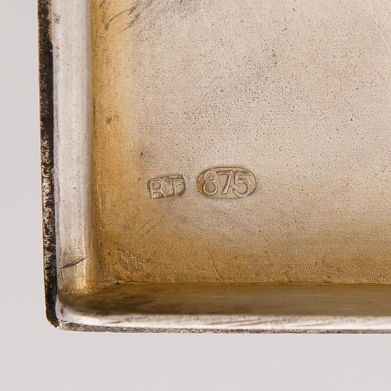 A cigarette case in silver (875) and gold, early 20th Century.