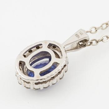 Pendant in 14K white gold set with a faceted tanzanite and round brilliant-cut diamonds.