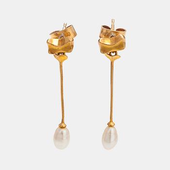 Zoltan Popovits, "Inca", A pair of 14K gold earrings with cultured pearls. Lapponia.