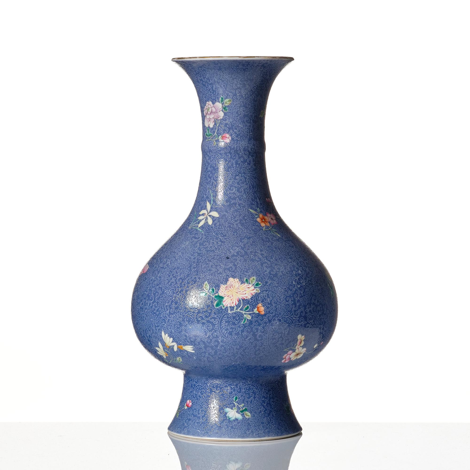 Vas, porslin. Qingdynastin, 1800-tal med Qianlongs märke.