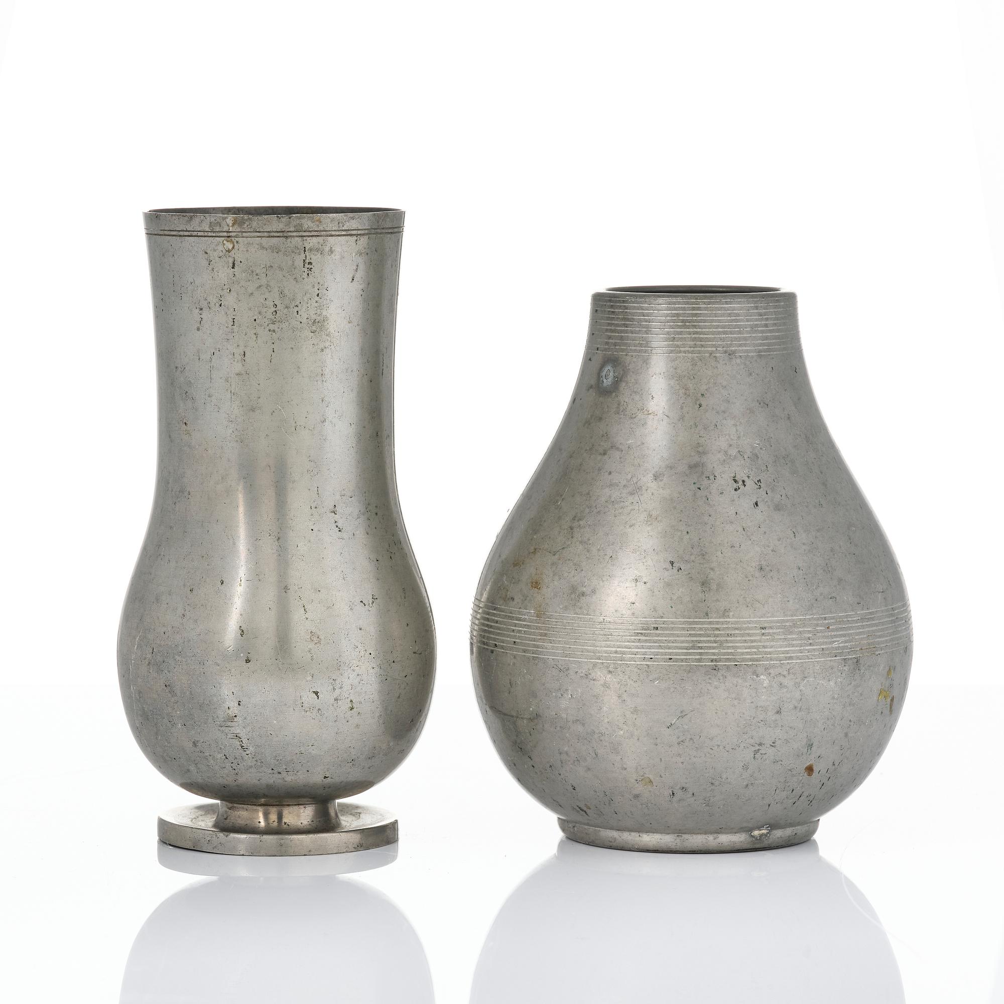 Nils Fougstedt, a set of two vases, Fabriksaktiebolaget Kronsilver, Stockholm, 1933-34.