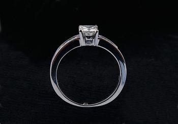 RING, princesslipade diamanter ca 1.13 ct. Mittstenen 0.65 ct. H/vs1 IGI certifikat. Vikt 4,5 g.