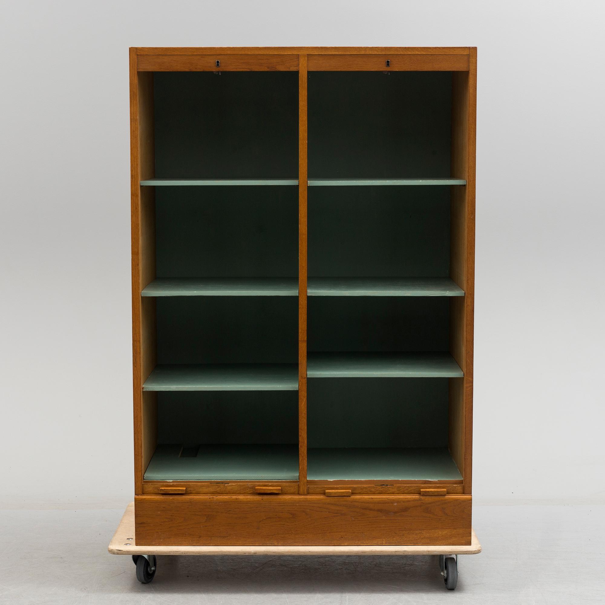 ARKIVSKÅP med jalusidörrar, 1900-talets mitt.