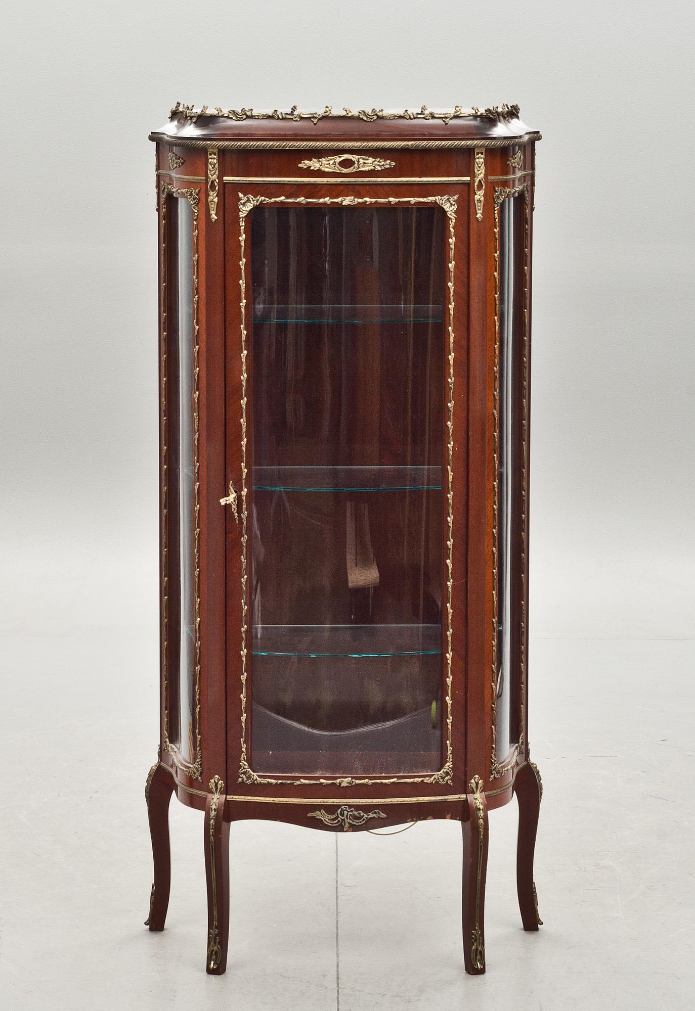 VITRINSKÅP, rokokostil. 1900-talets andra hälft.