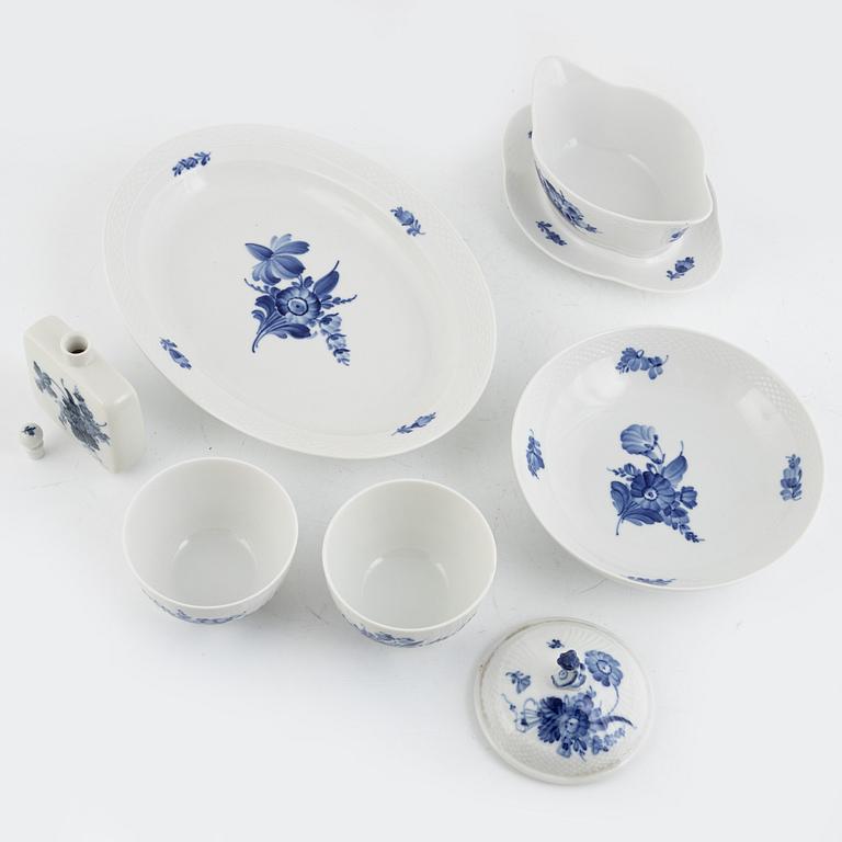 Matservis, porslin, 57 delar, "blå Blomst", Royal Copenhagen, Danmark.