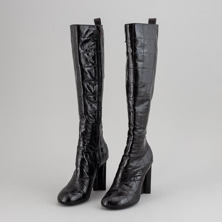 LOUIS VUITTON, a pair of letaher boots, size 37.