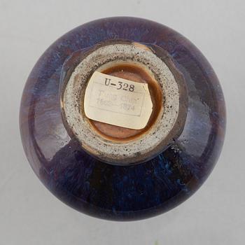 A small Chinese flambé vase, Qing dynasty, late 19th century.