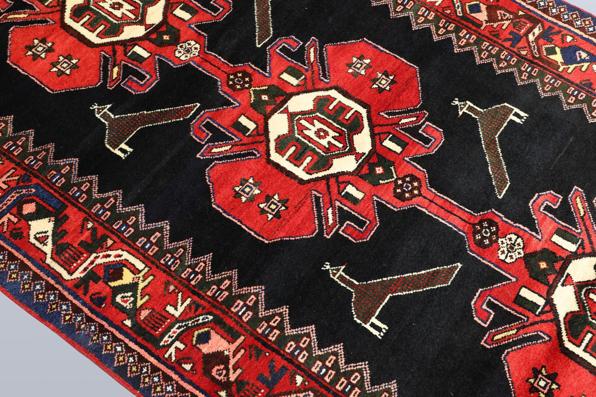 A Hamadan runner, approx. 408 x 130 cm.