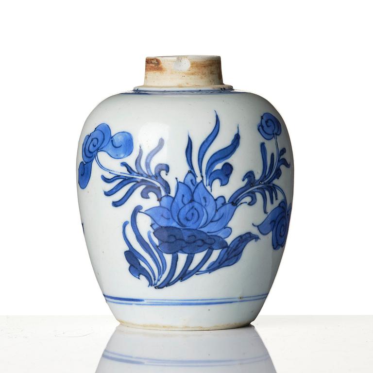 A blue and white dish and tea caddy, Tianqi/Chongzhen, mid 17th century.