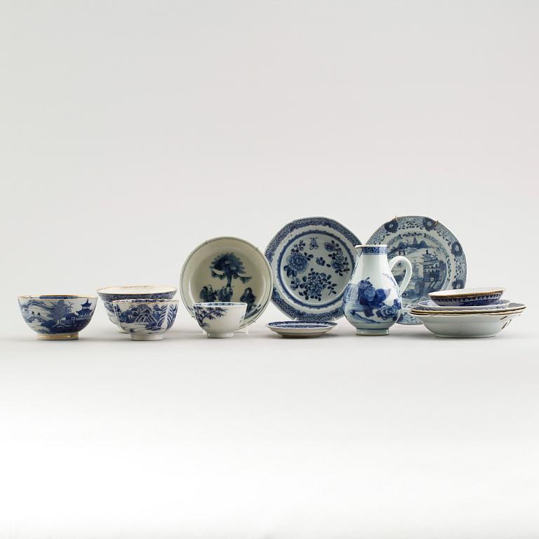 SAMLING KINESISKT PORSLIN, ca 14 delar, 1700-/1800-tal.
