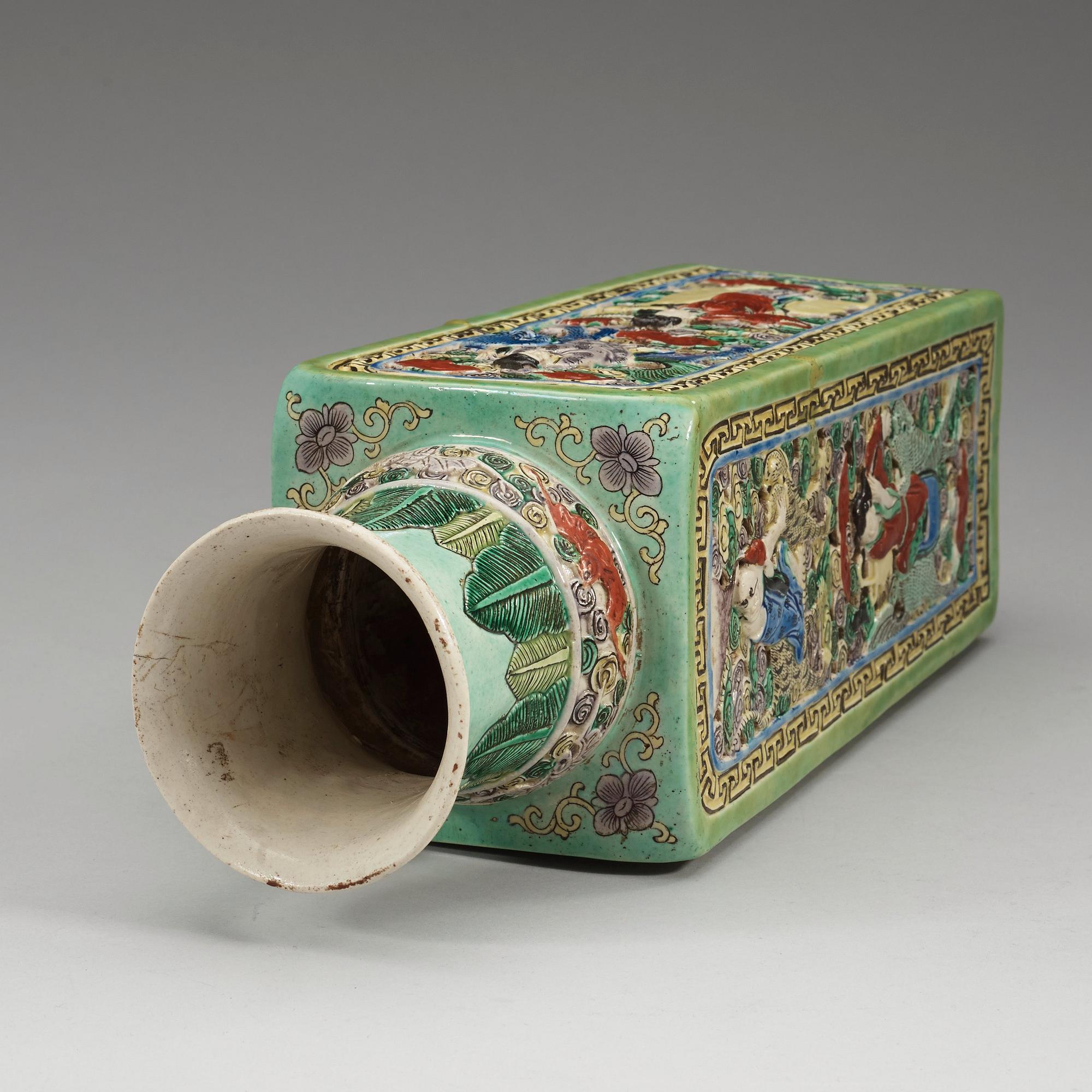 A famille verte bisquit vase, late Qing dynasty (1644-1912).