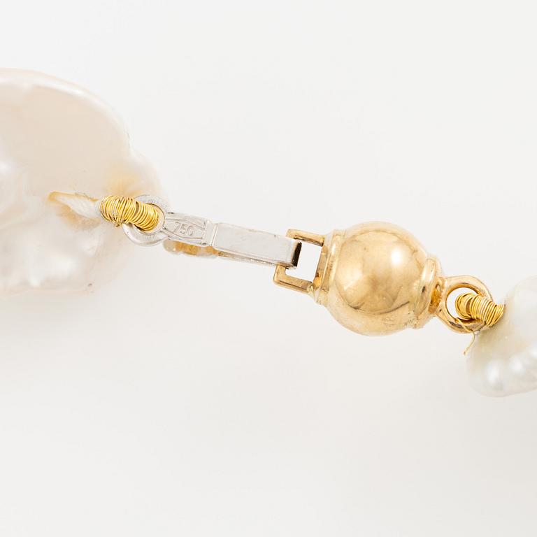 Collier odlade barockformade sötvattenspärlor lås 18K guld.